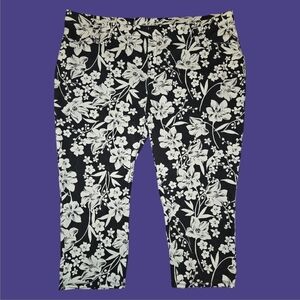 Terra & Sky Black and White Floral Print Capris